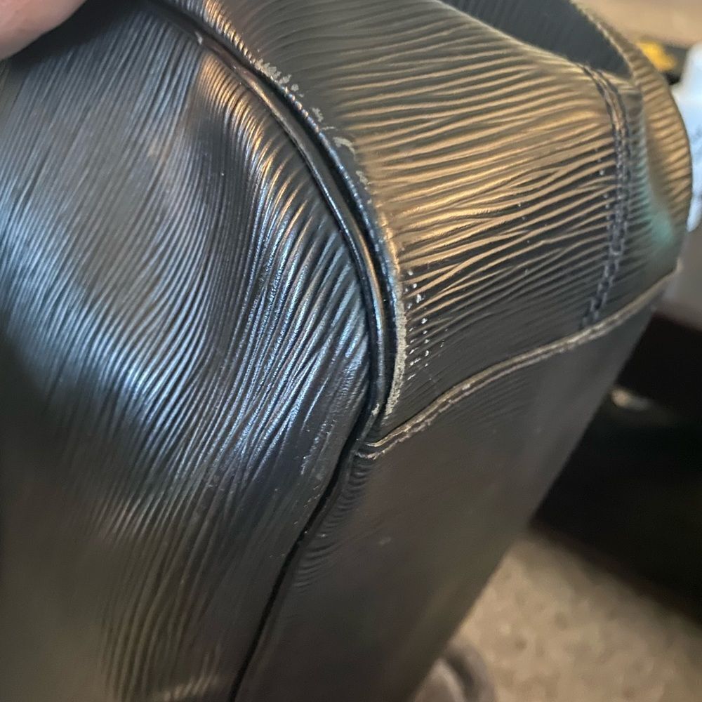 Auth Louis Vuitton blk epi‎ passy GM w/ silver hardware wallet keycase available - Picture 13 of 16
